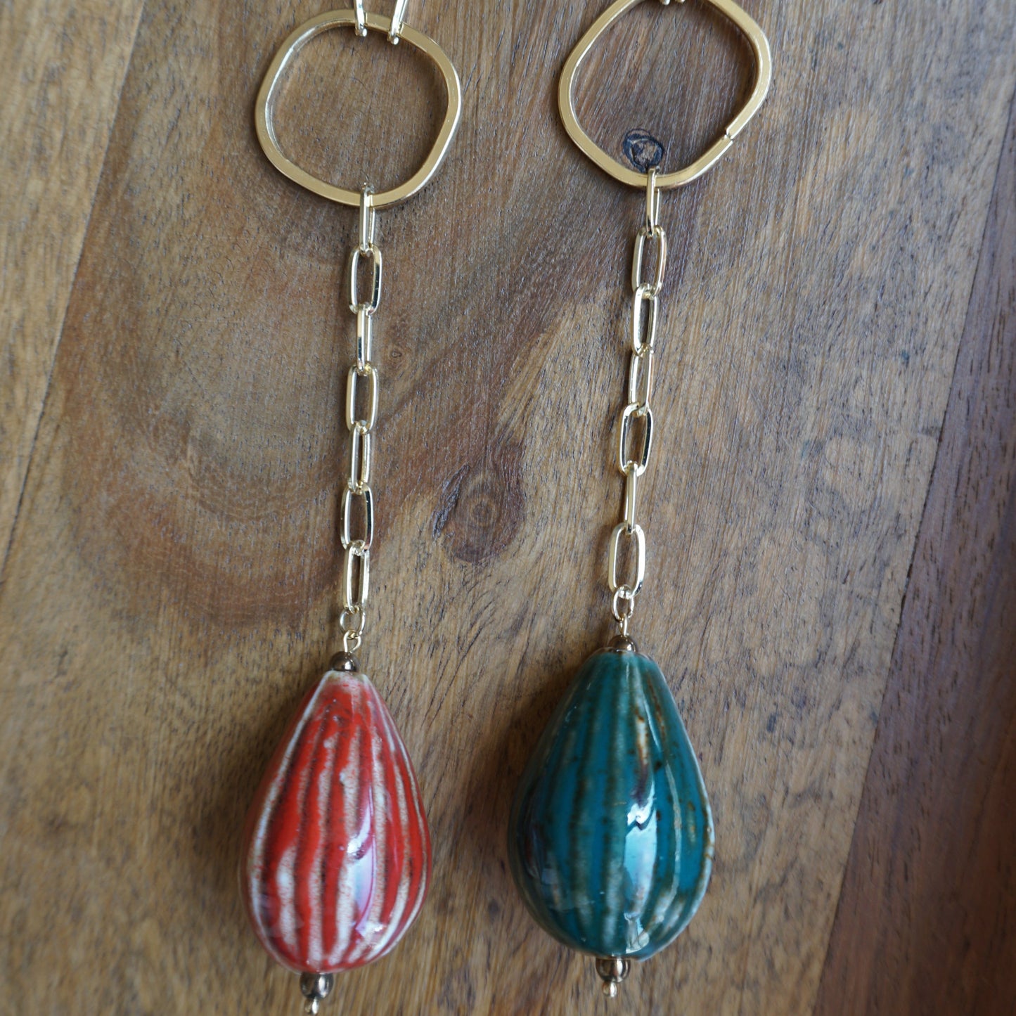 Long necklace with an oval stone