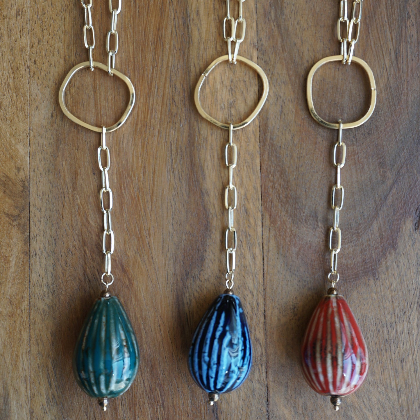 Long necklace with an oval stone