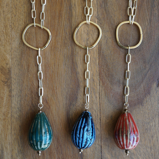 Long necklace with an oval stone