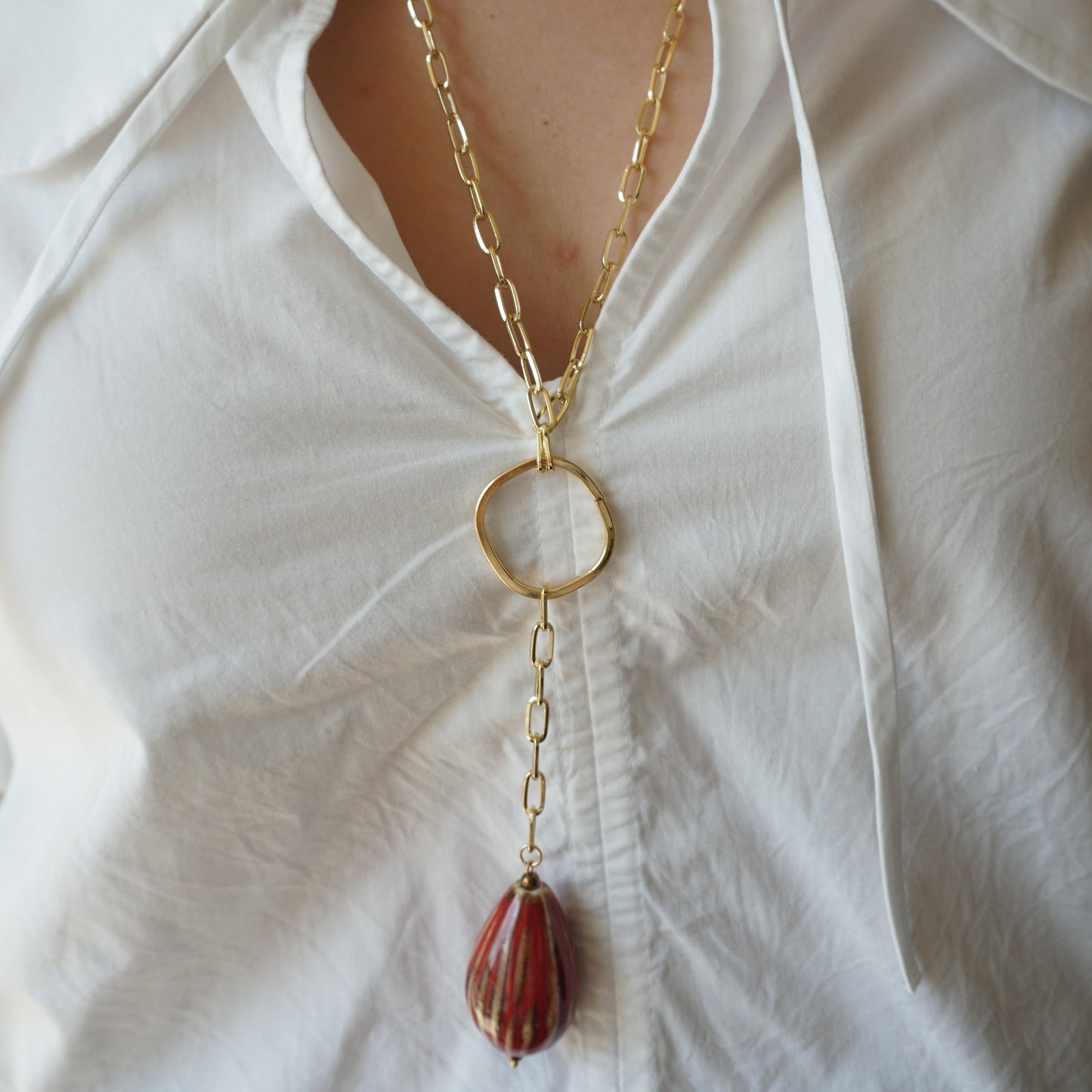 Long necklace with an oval stone