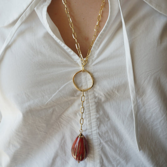 Long necklace with an oval stone