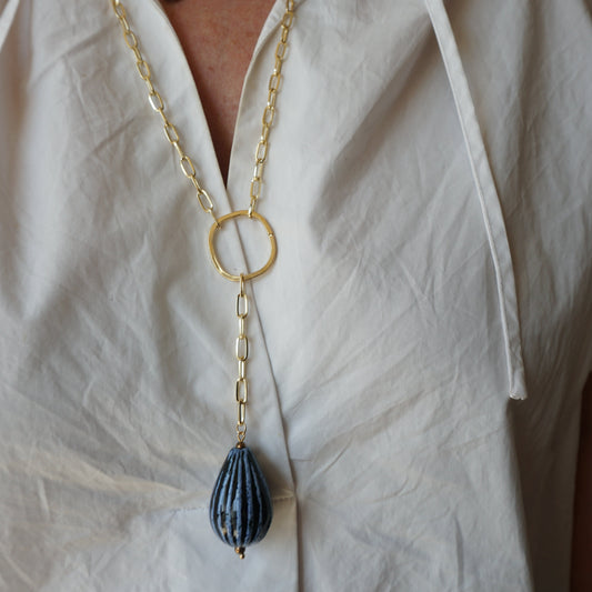 Long necklace with an oval stone