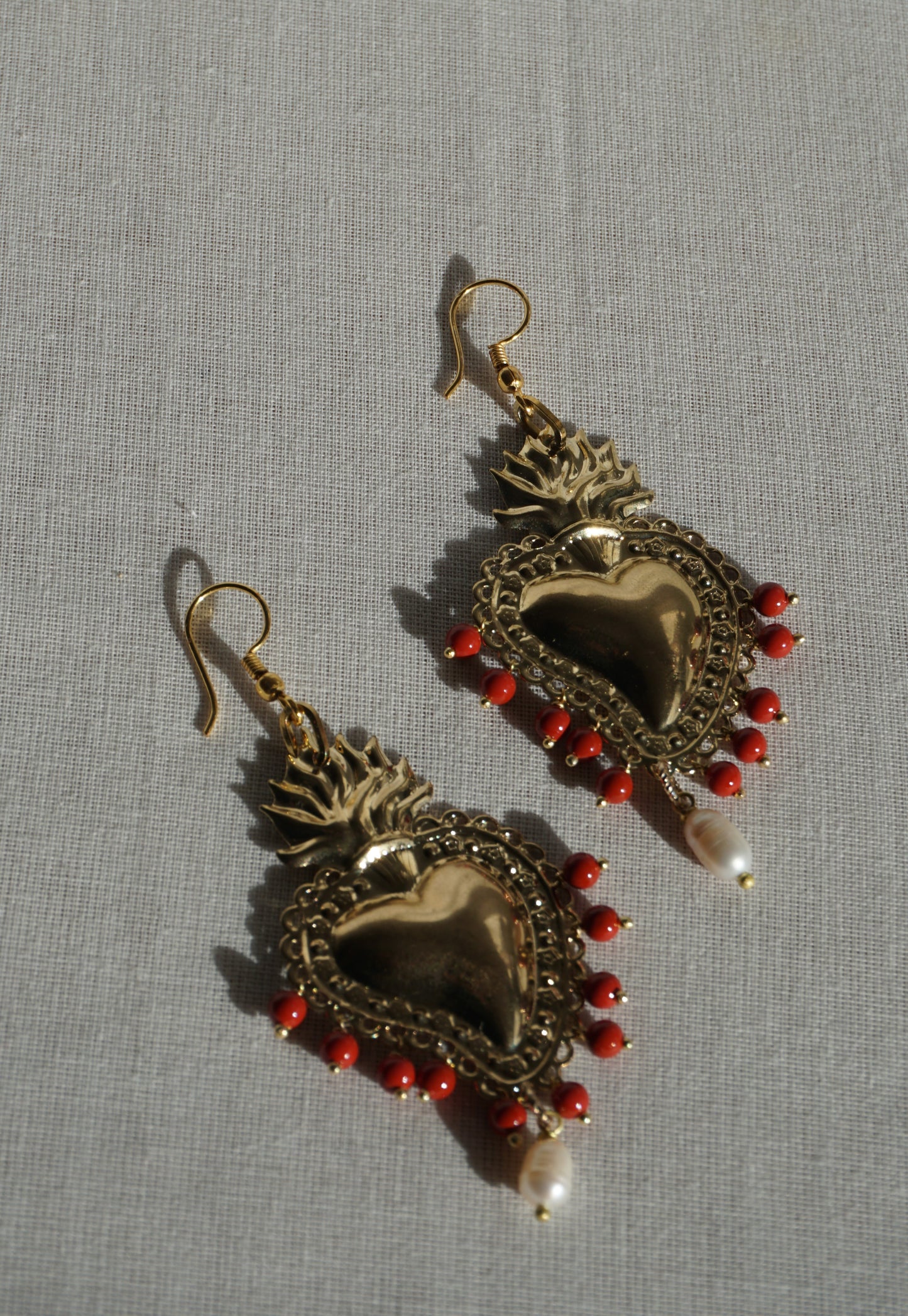 Pendientes Sacro cuore dorado con bolitas coral