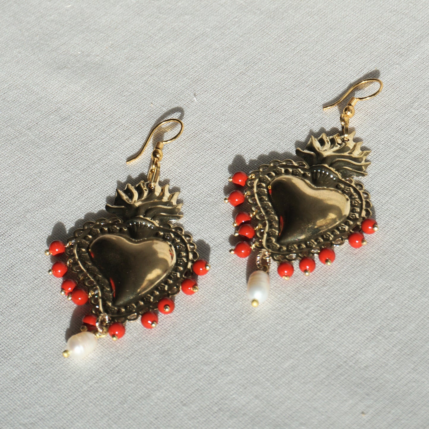 Pendientes Sacro cuore dorado con bolitas coral