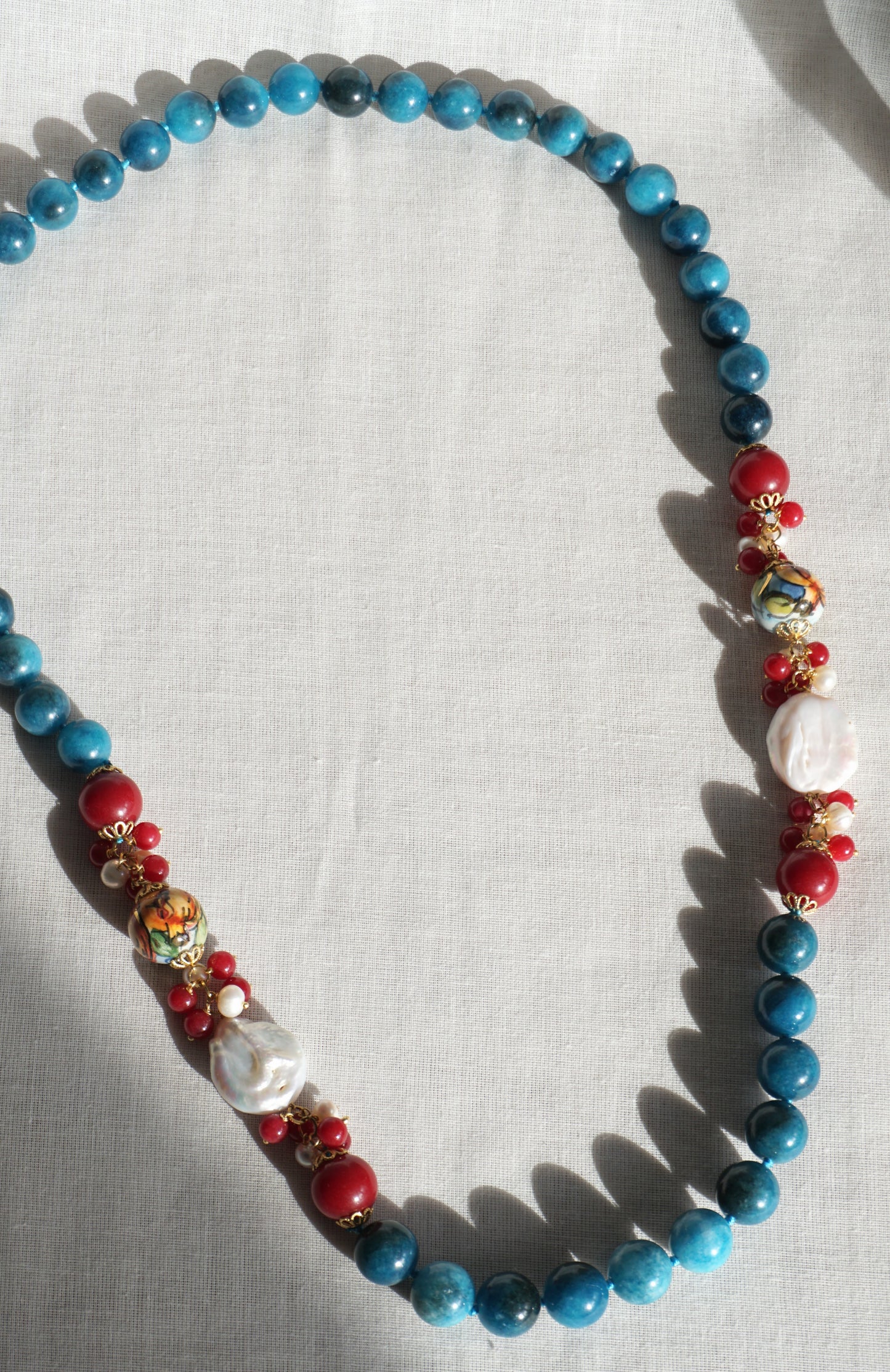 Collar azul y rojo con cerámica y perlas
