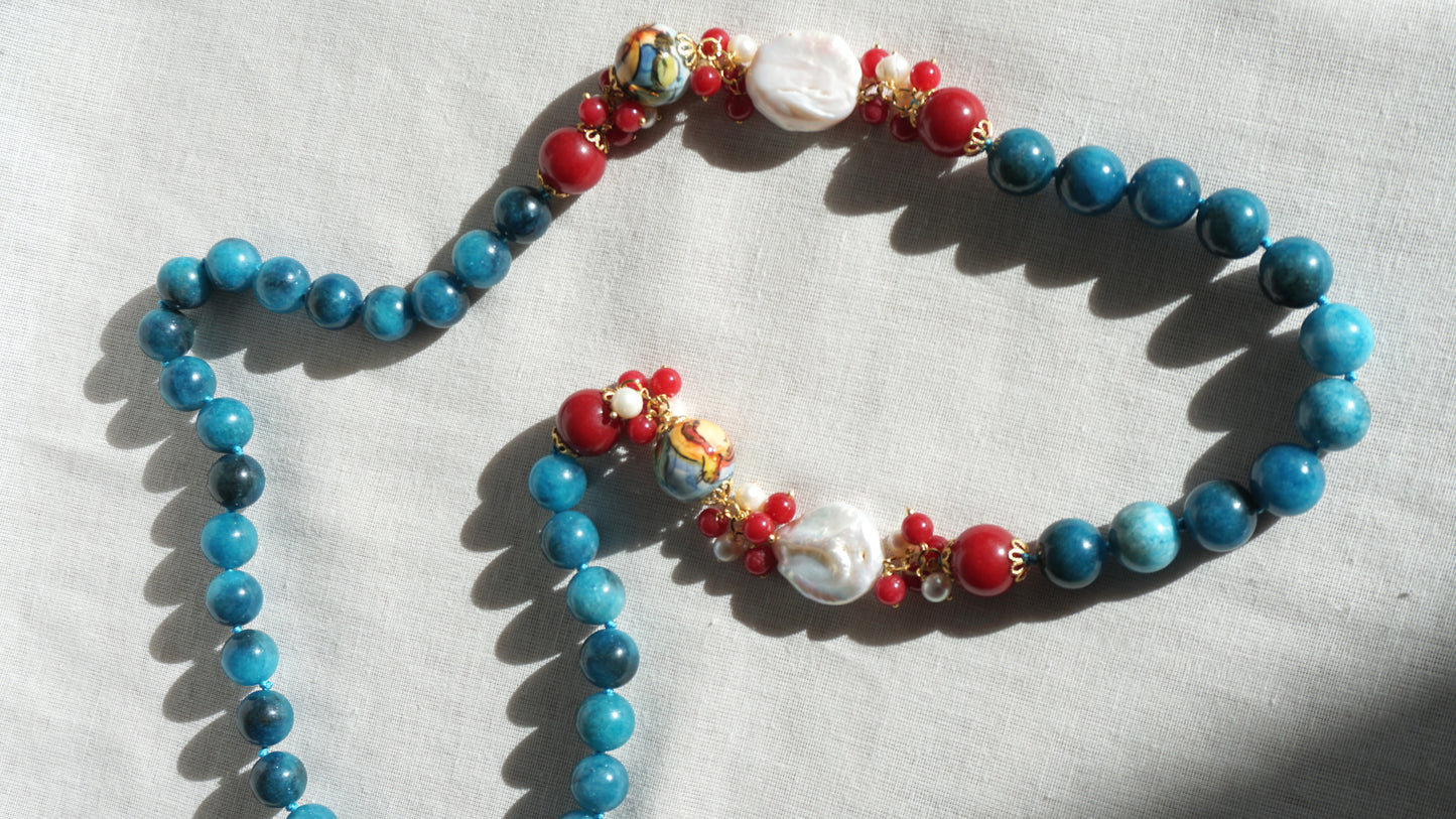 Collar azul y rojo con cerámica y perlas