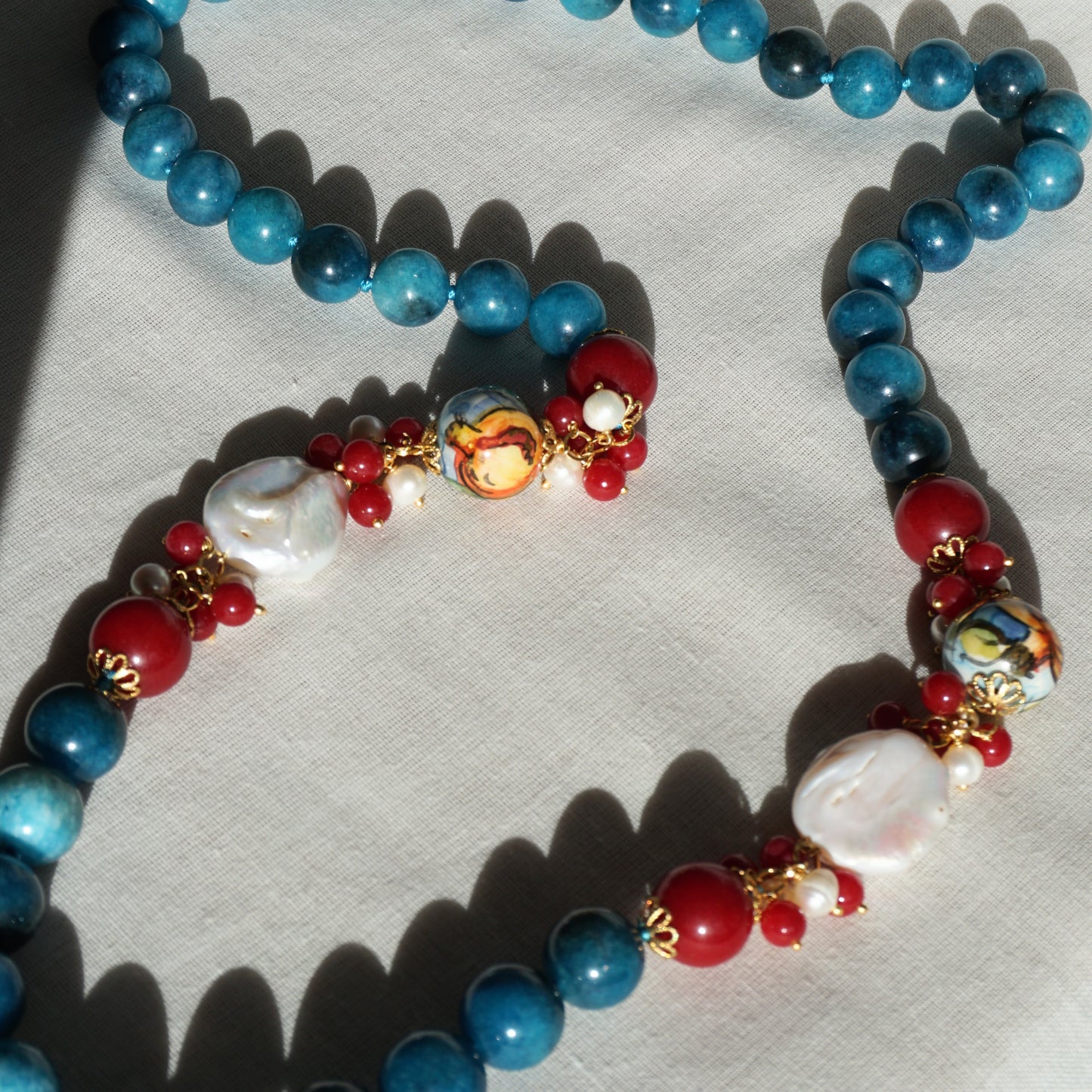Collar azul y rojo con cerámica y perlas