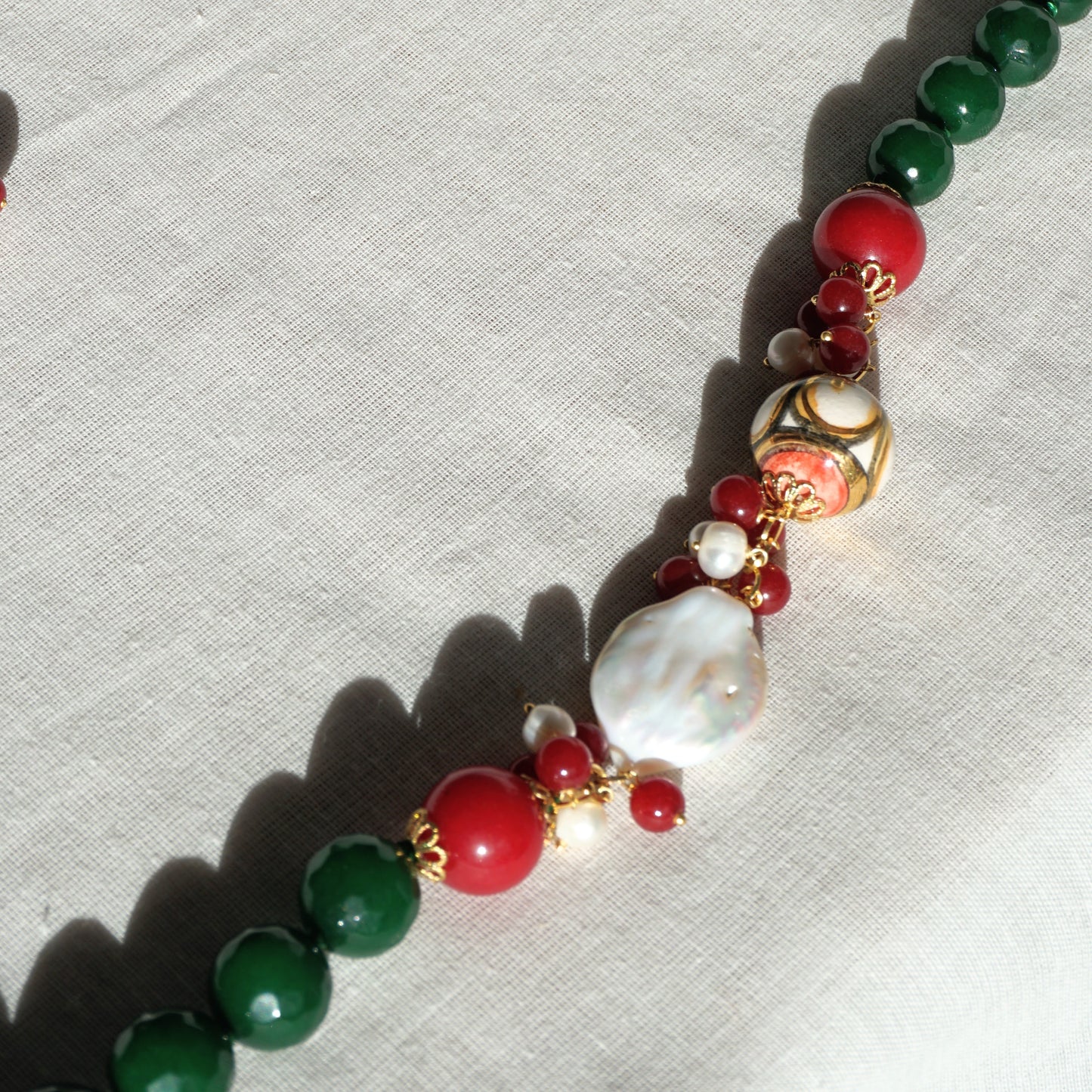 Collar verde oscuro y rojo con cerámica y perlas