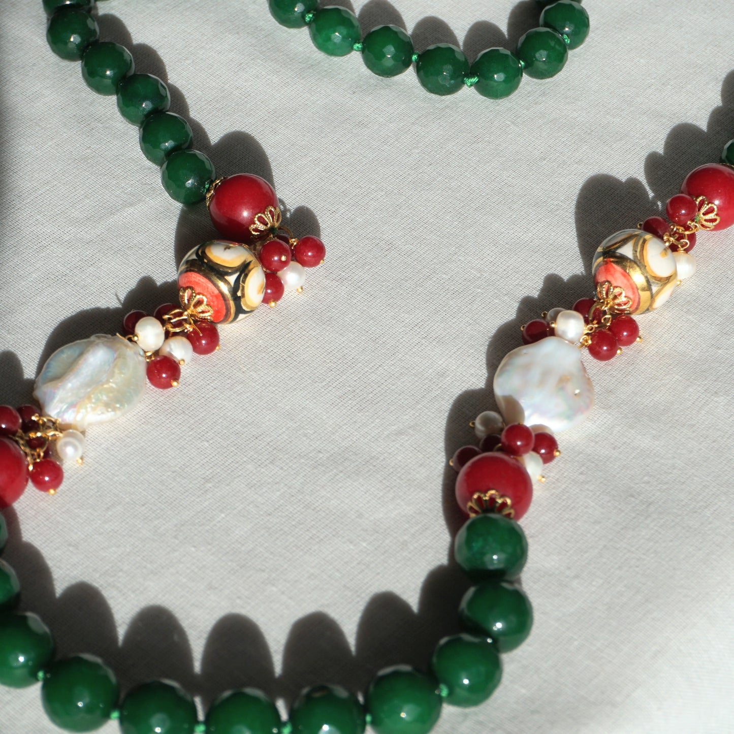 Collar verde oscuro y rojo con cerámica y perlas