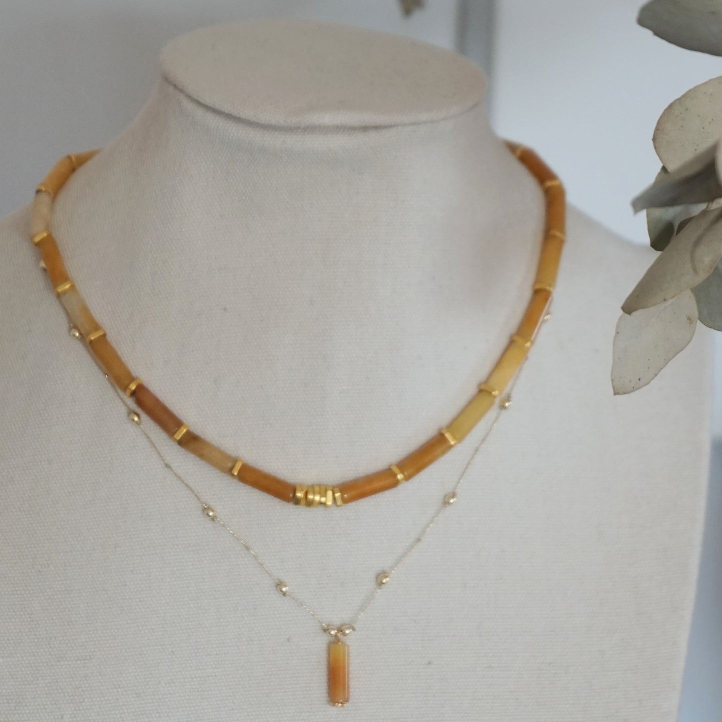 Collar corto de piedras jade