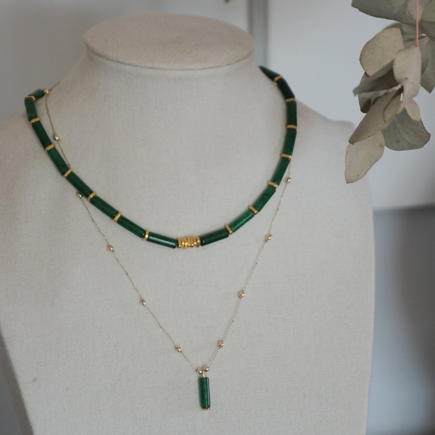 Collar corto de piedras jade