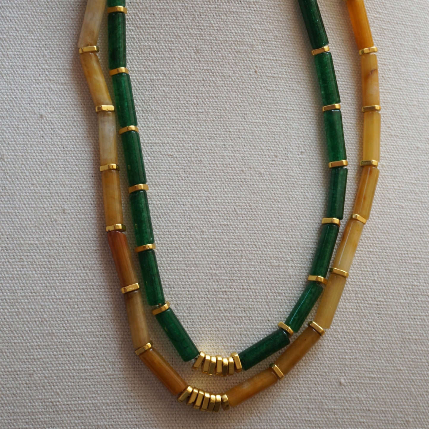 Collar corto de piedras jade