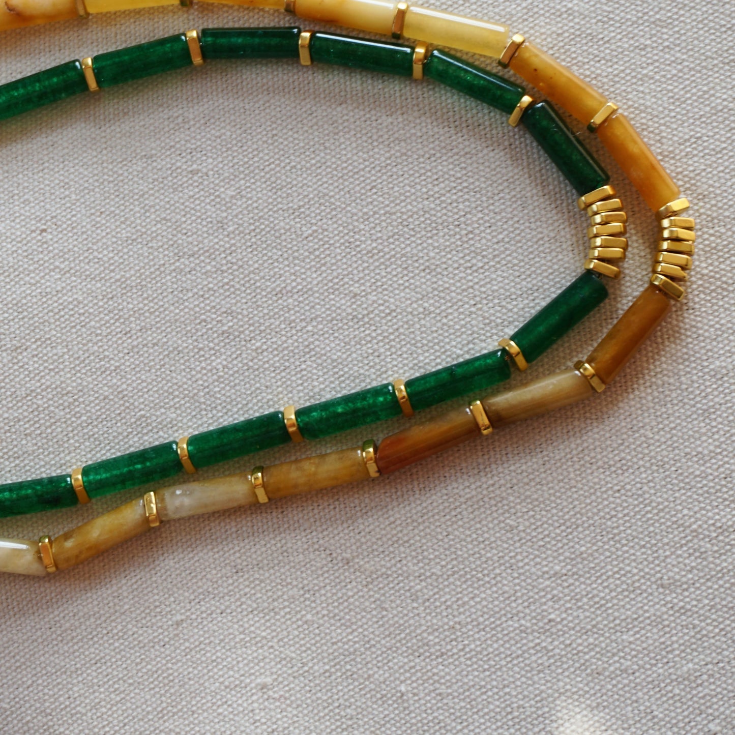 Collar corto de piedras jade