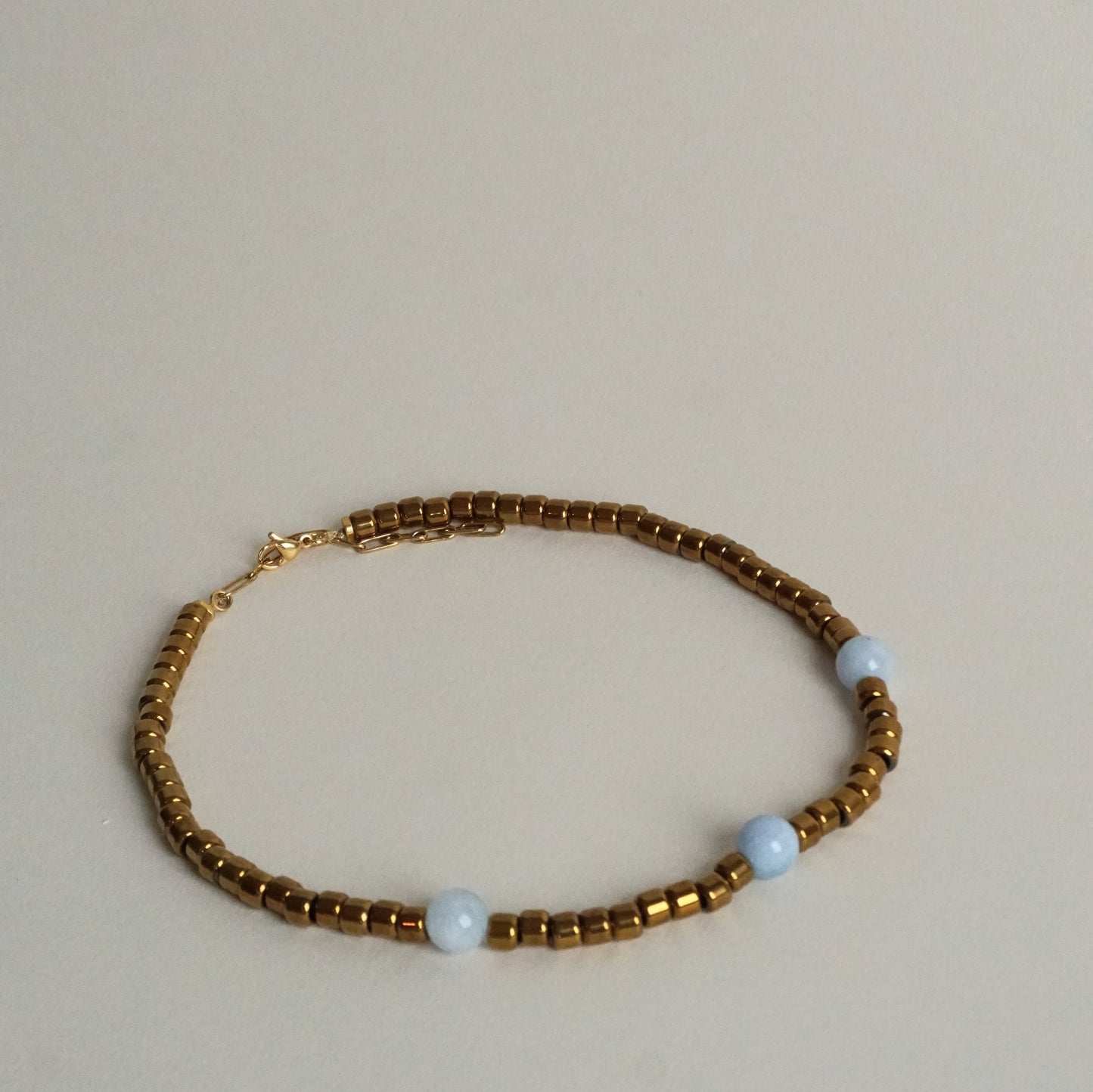Collar corto de hematita y bolas azules
