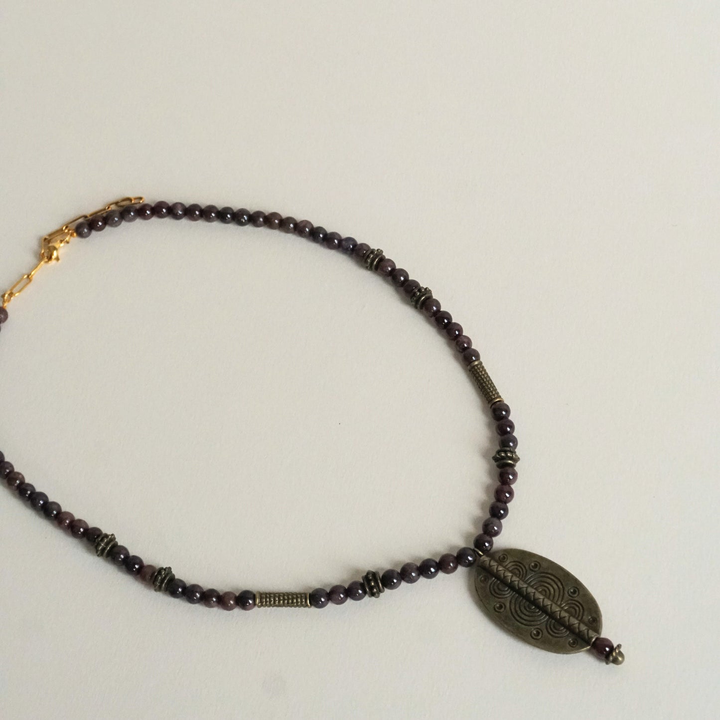 Collar de bronce y piedras étnico