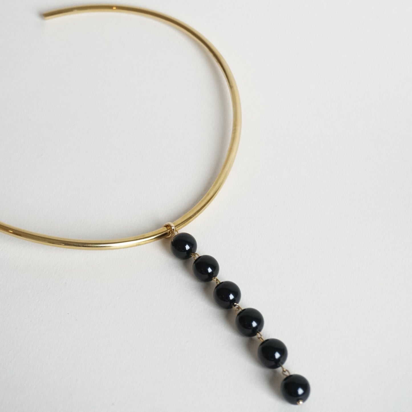 Collar rígido con colgante