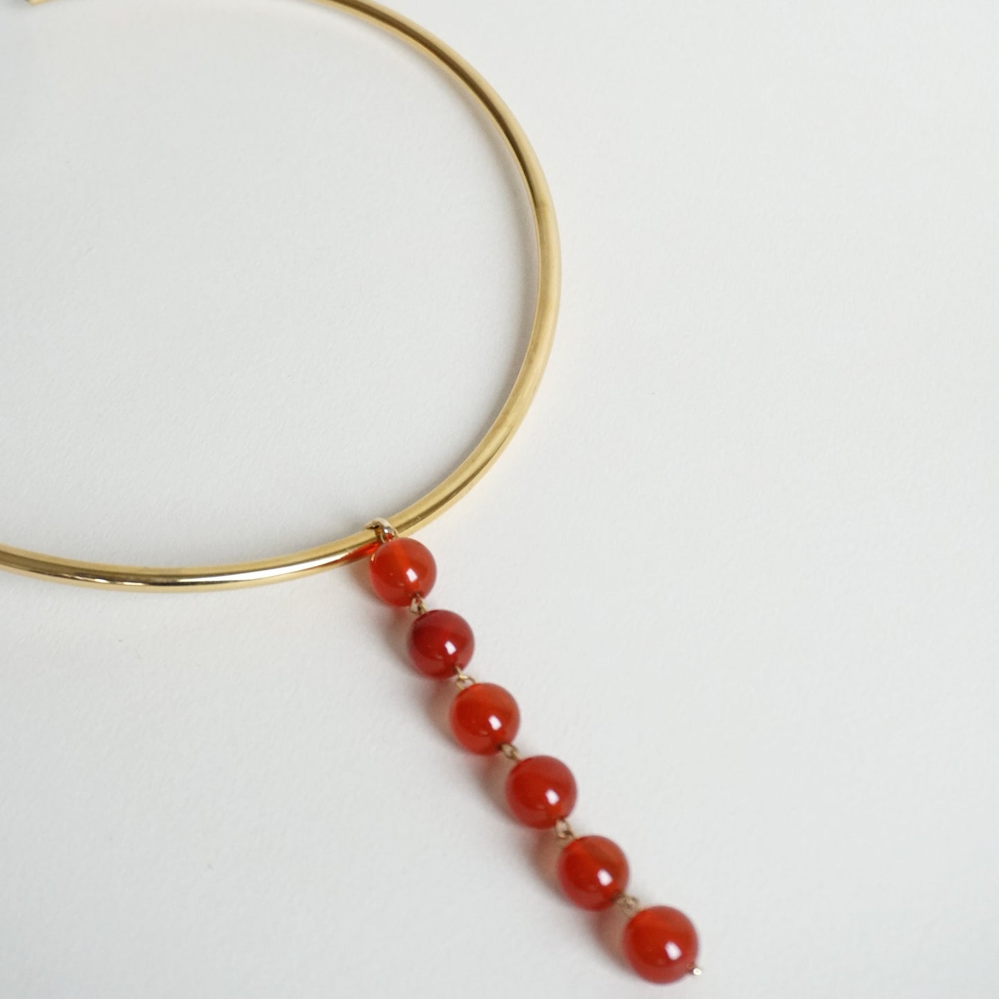 Collar rígido con colgante