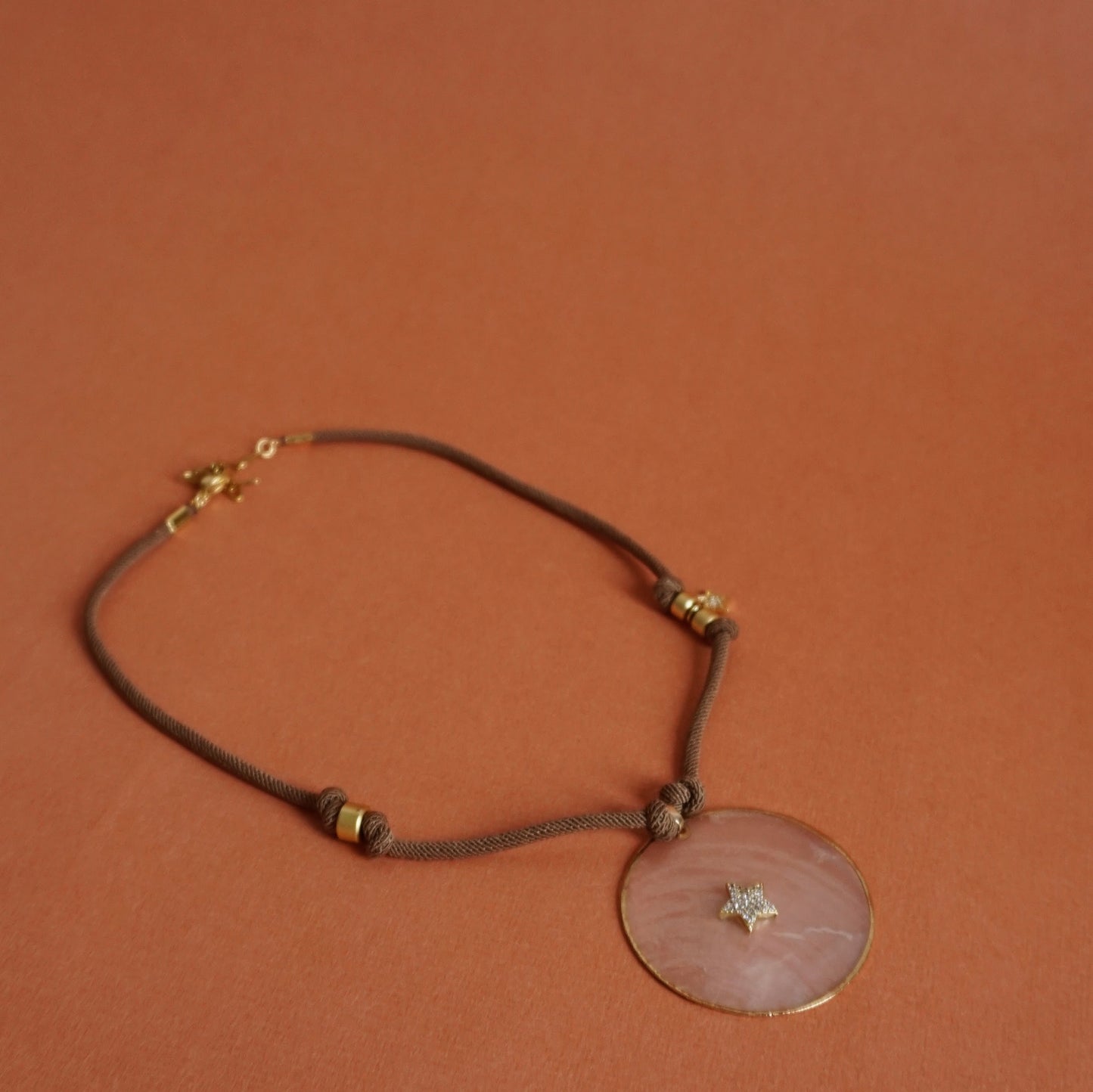 Collar colgante madreperla con estrella