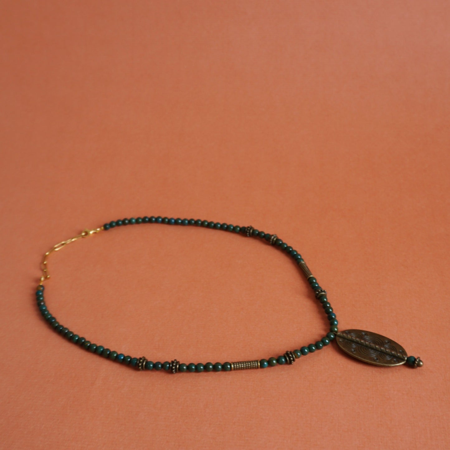 Collar de bronce y piedras étnico