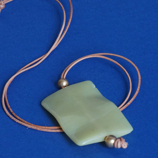 Collar de cuero con maxi piedra