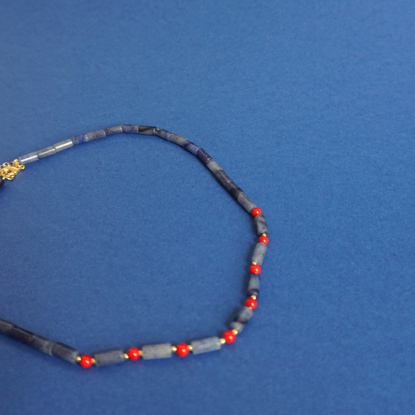 Collar Piedras azules y rojas