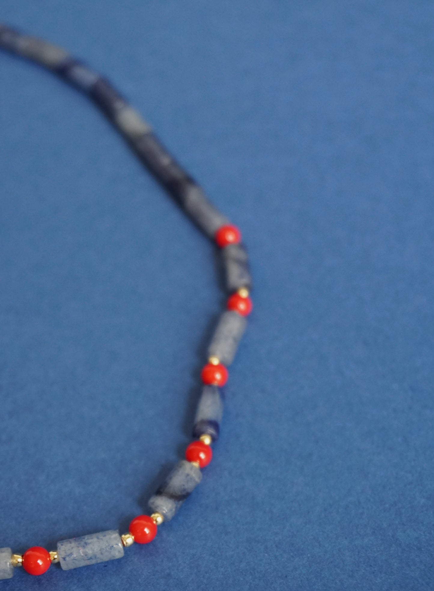 Collar Piedras azules y rojas