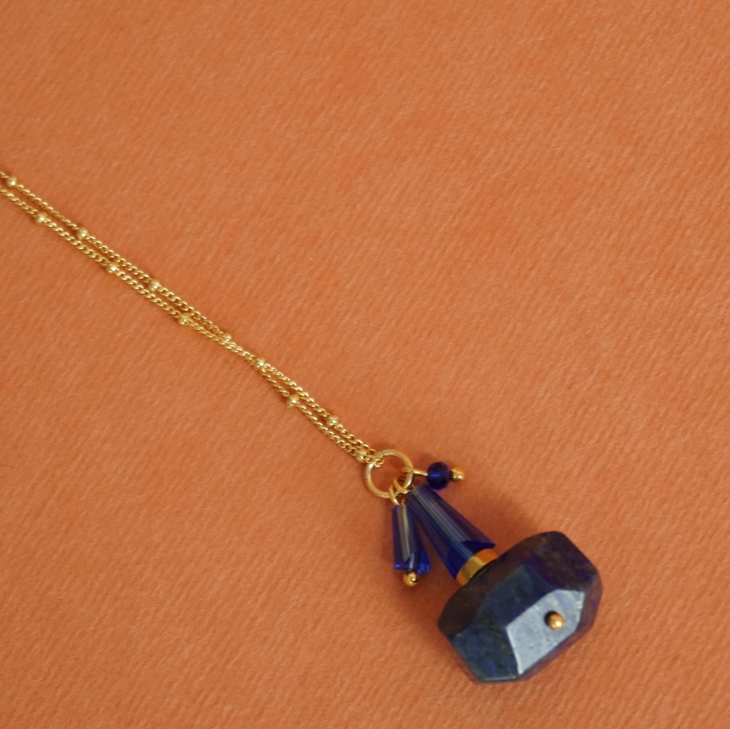 Collar largo con piedras de colores