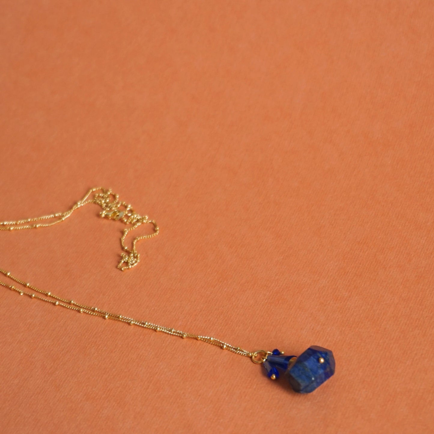 Collar largo con piedras de colores