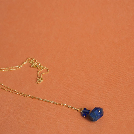 Collar largo con piedras de colores