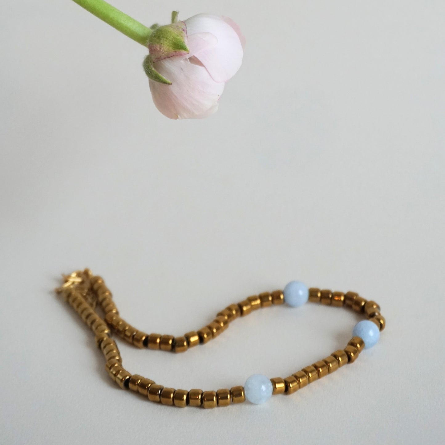 Collar corto de hematita y bolas azules