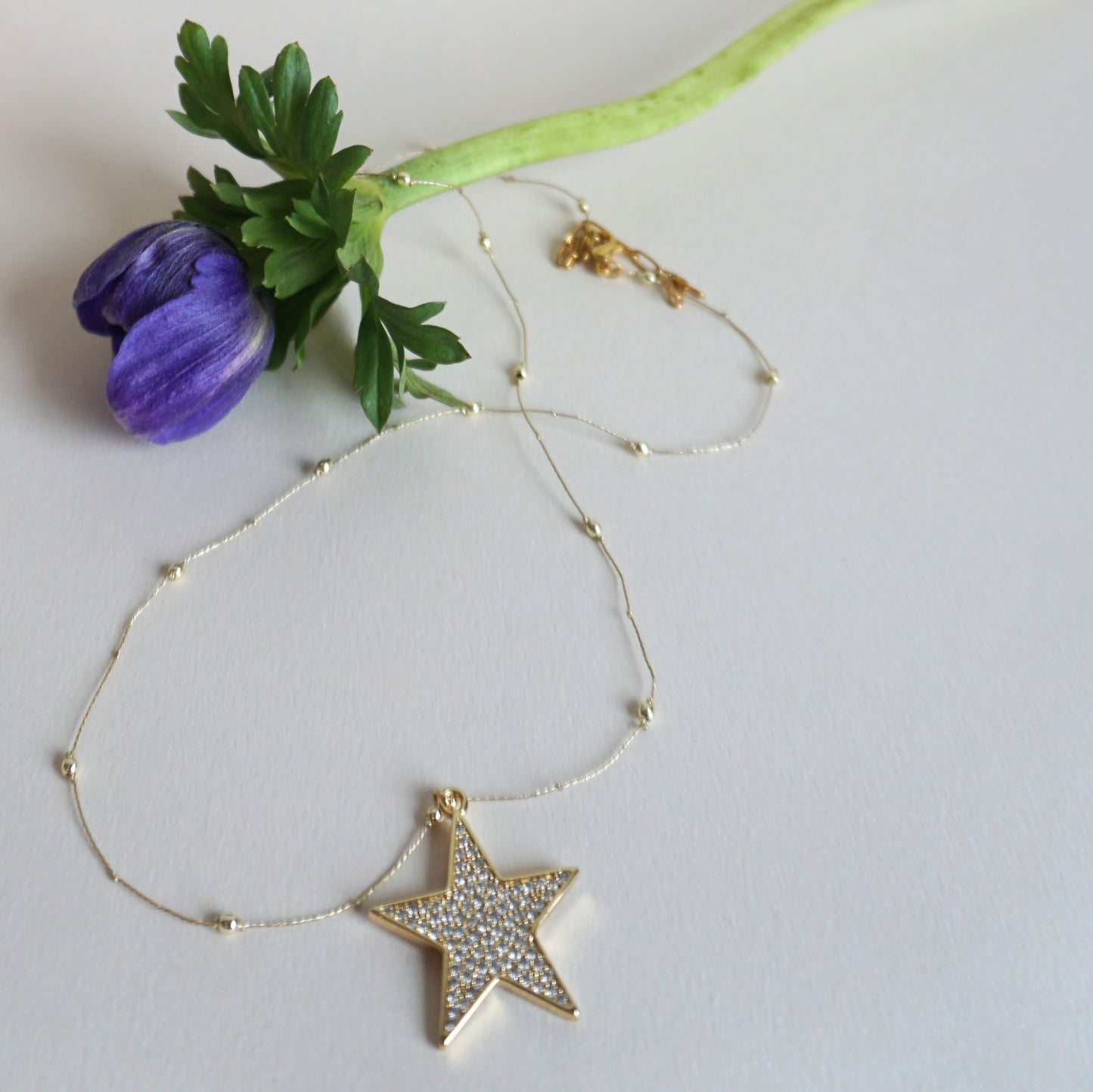 Collar dorado colgante Estrella de hilo fino con bolitas