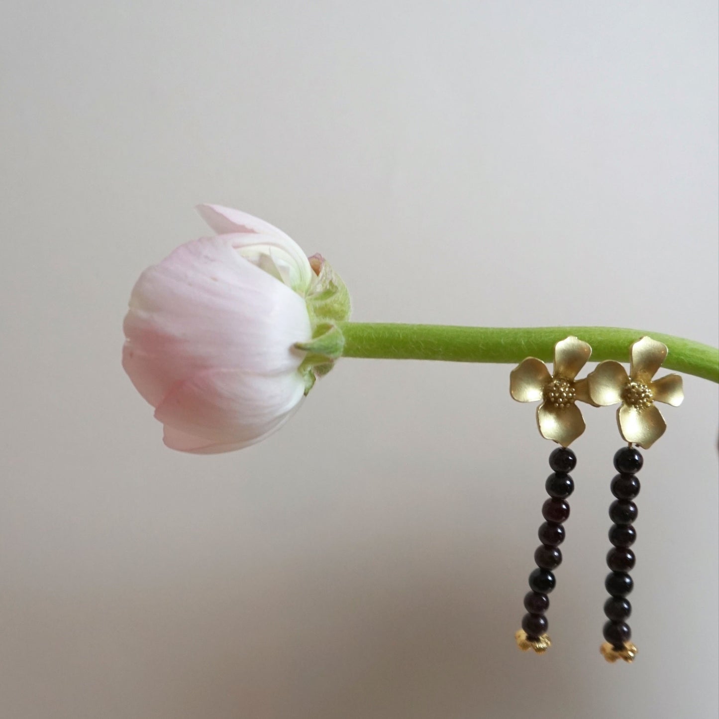 Orecchini con fiori e granato