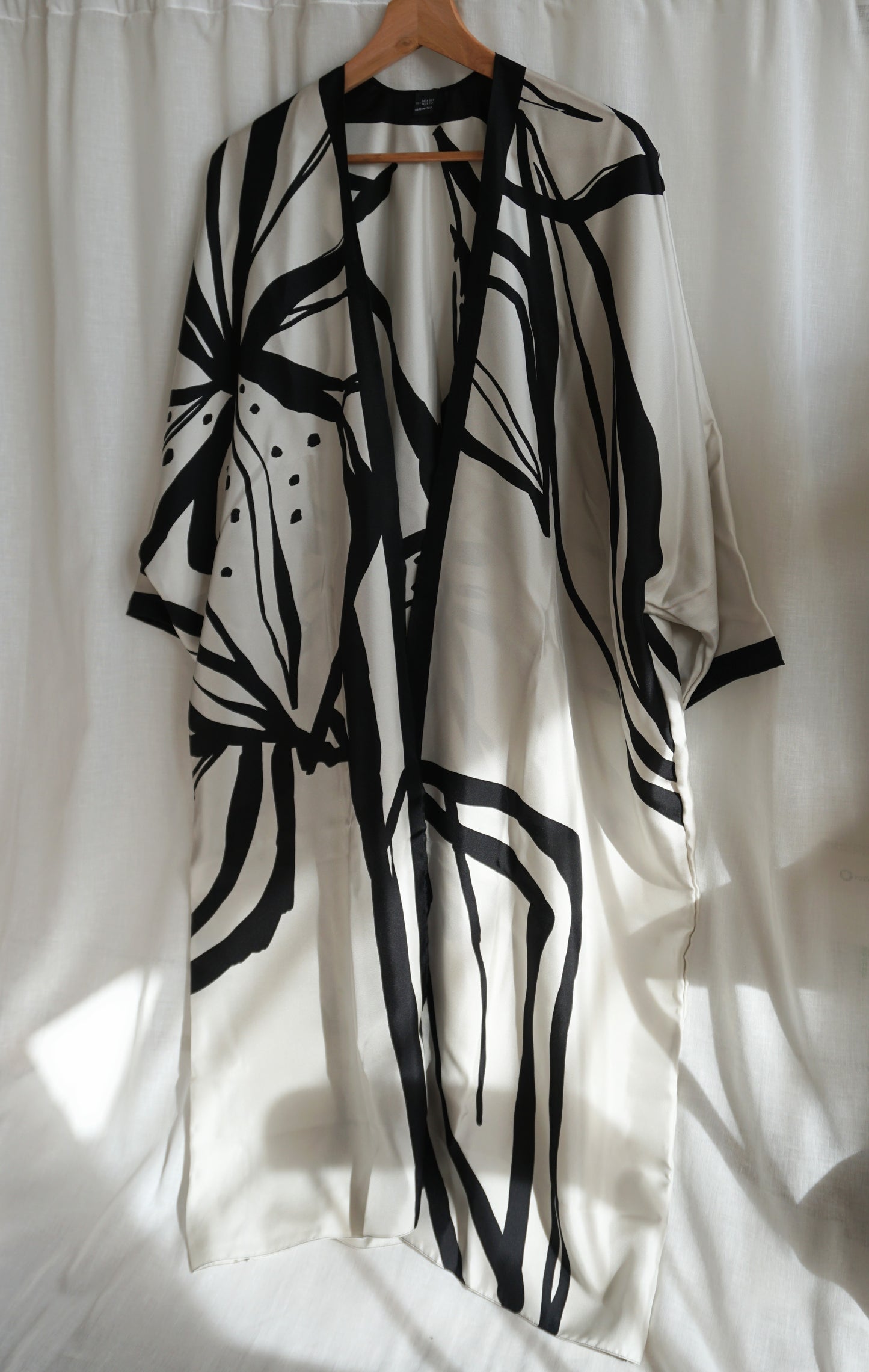 Kimono seda blanco y negro Flor
