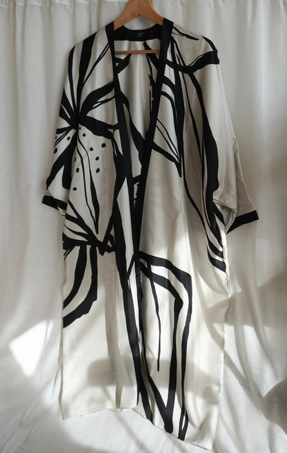 Kimono seda blanco y negro Flor