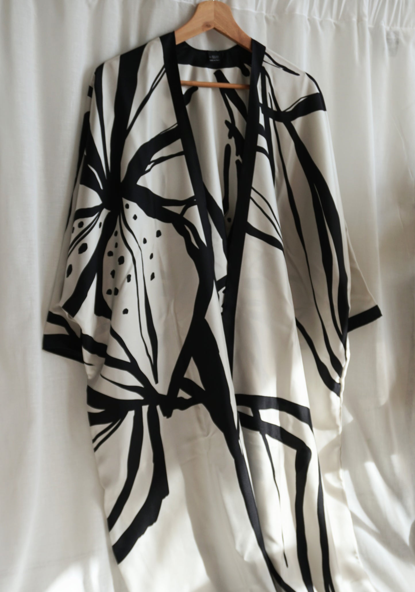 Kimono seda blanco y negro Flor