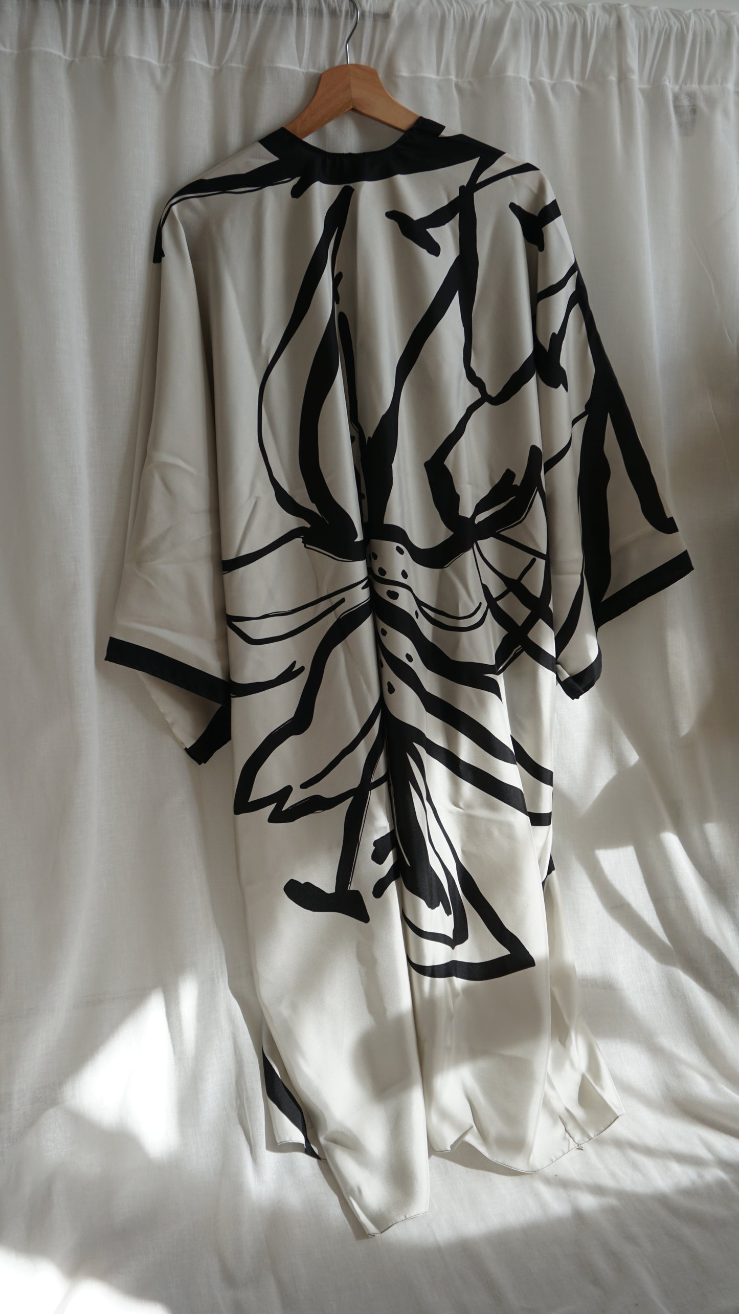 Kimono seda blanco y negro Flor