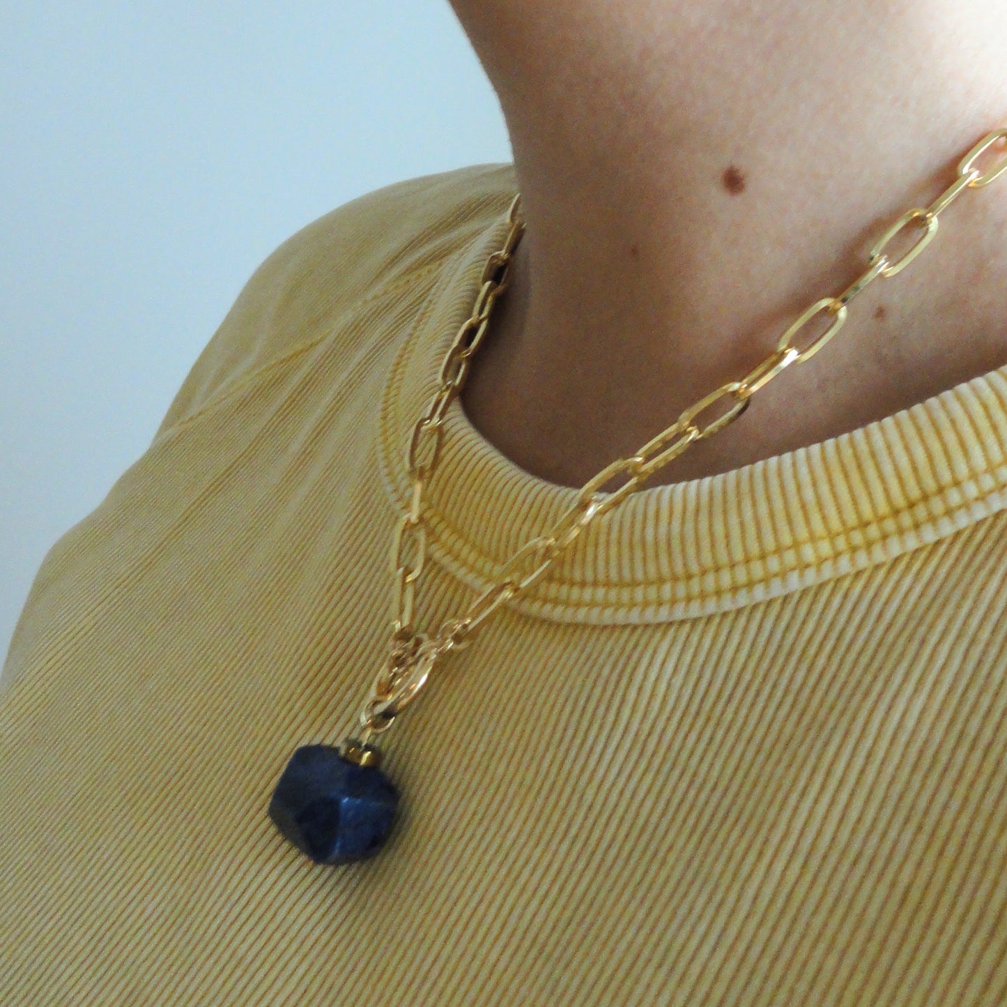 Collana a maglie con pietre colorate