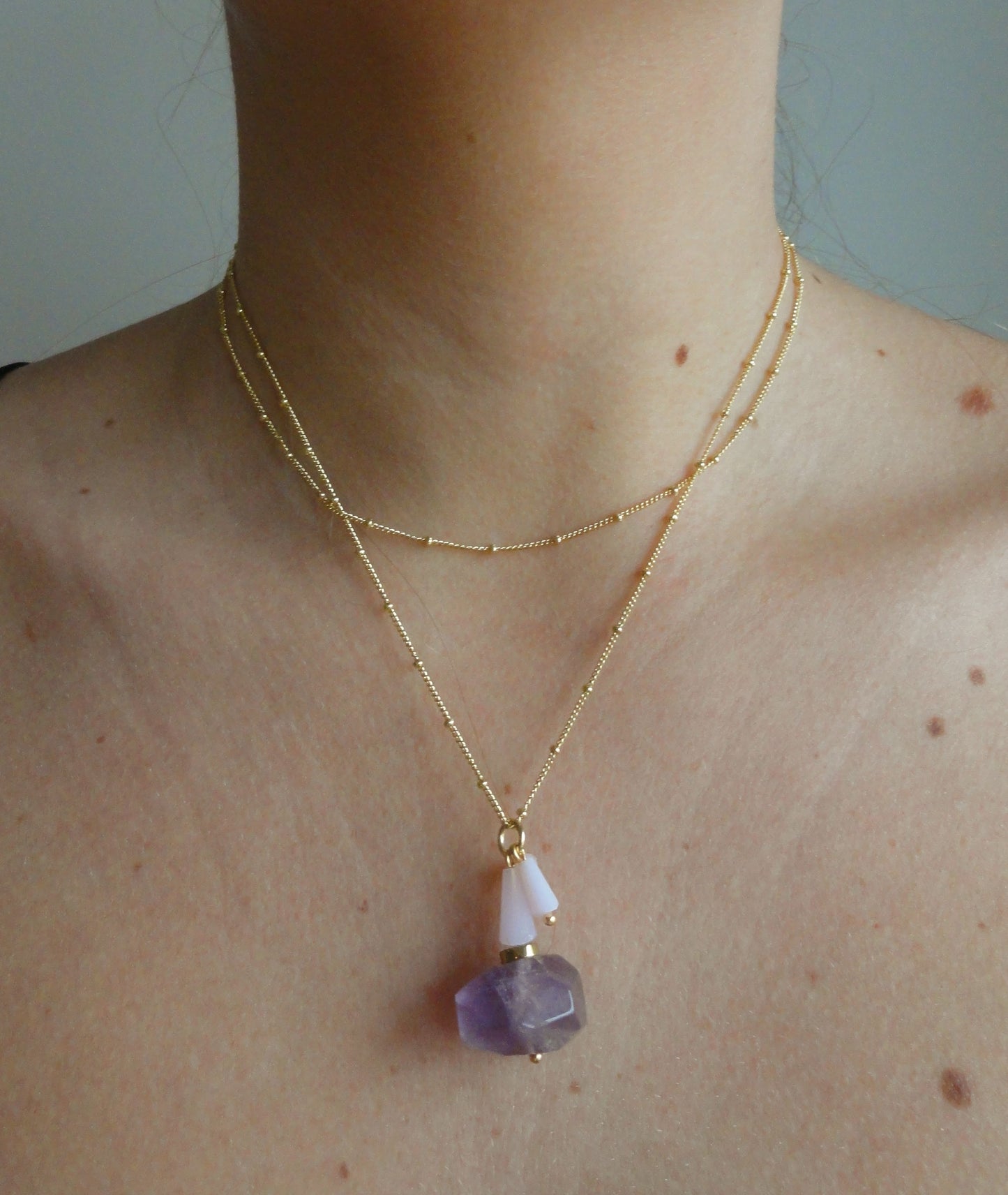 Collar largo con piedras de colores