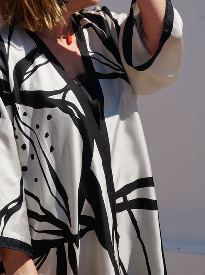 Kimono seda blanco y negro Flor