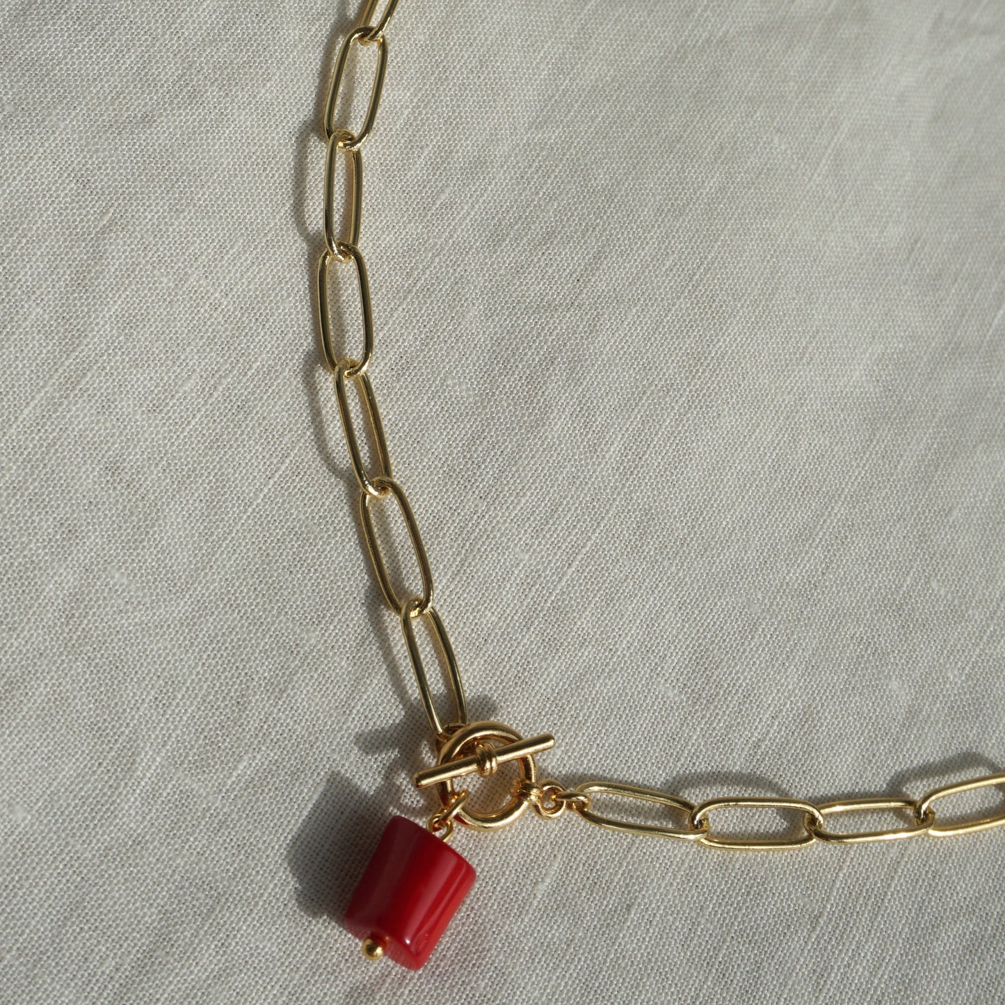 Collar eslabones y coral rojo