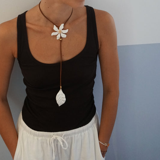 Collana lunga con fiore e foglia neri