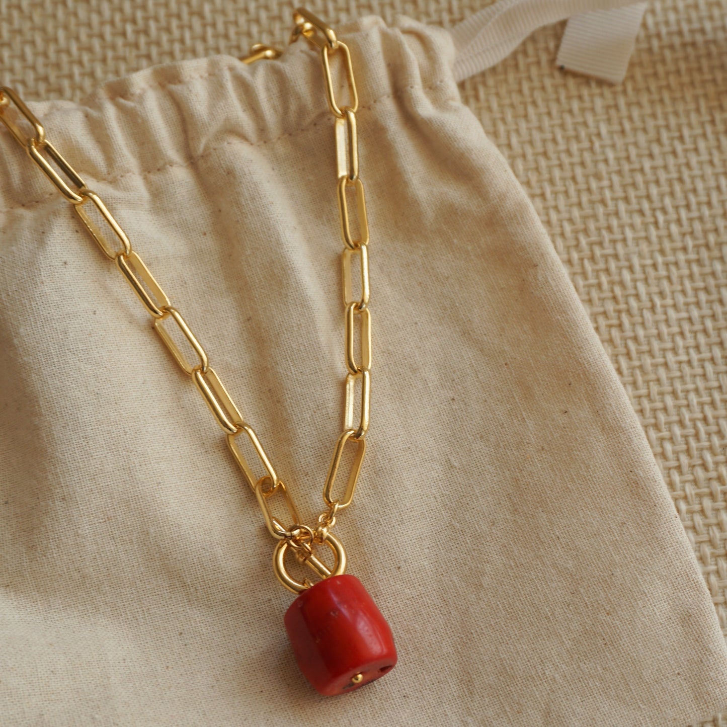 Collar eslabones y coral rojo