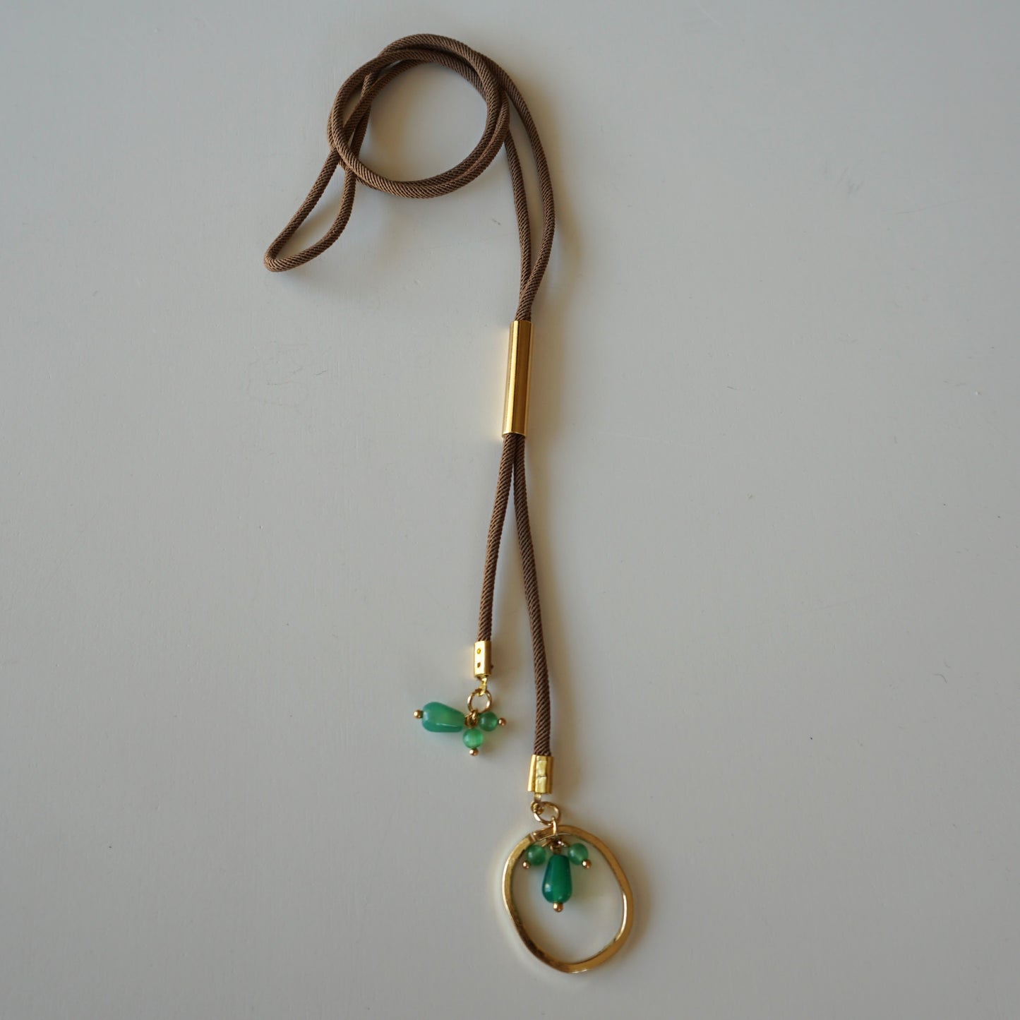 Collar de cordón Círculo con piedras de colores