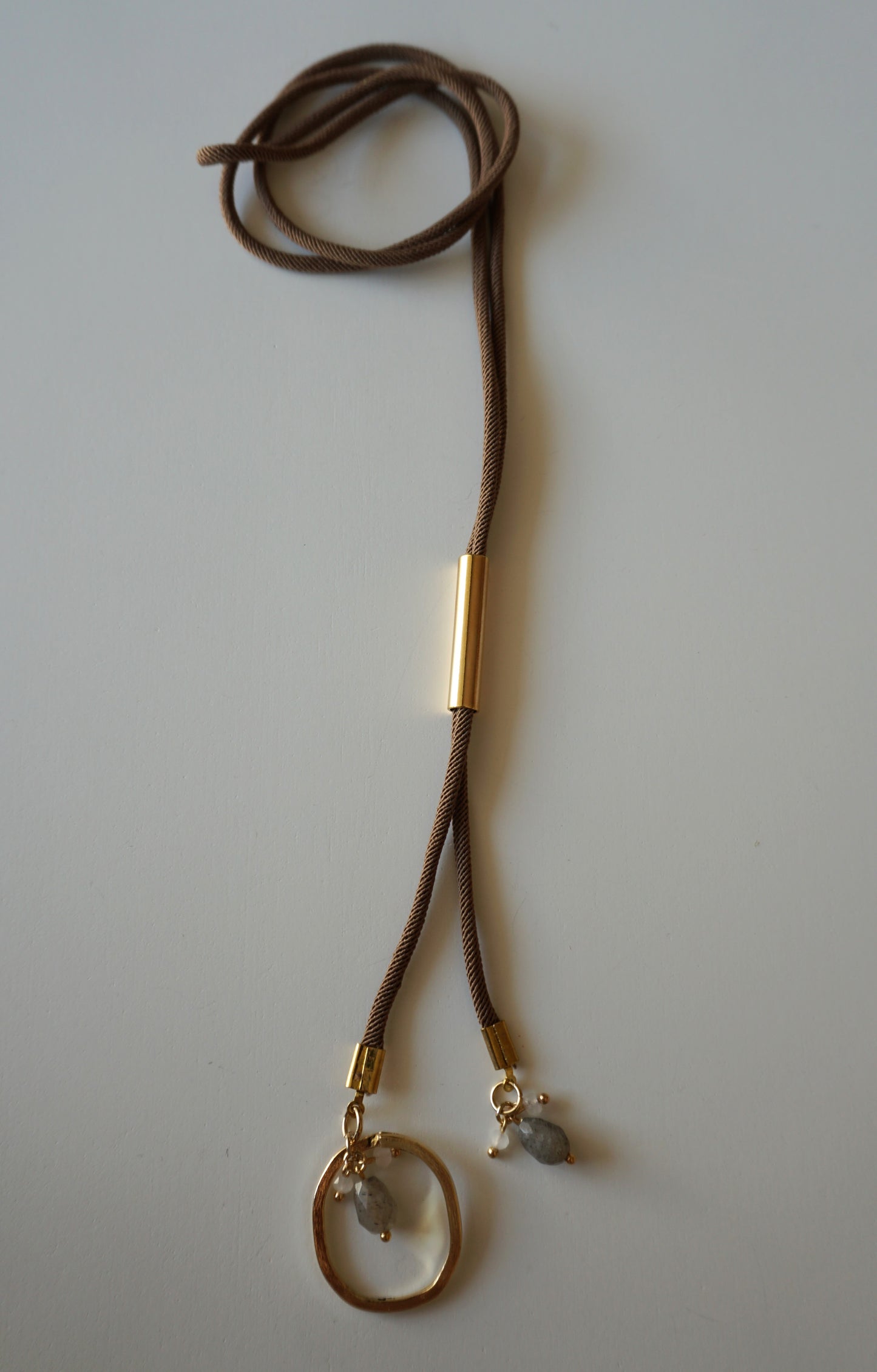 Collar de cordón Círculo con piedras de colores