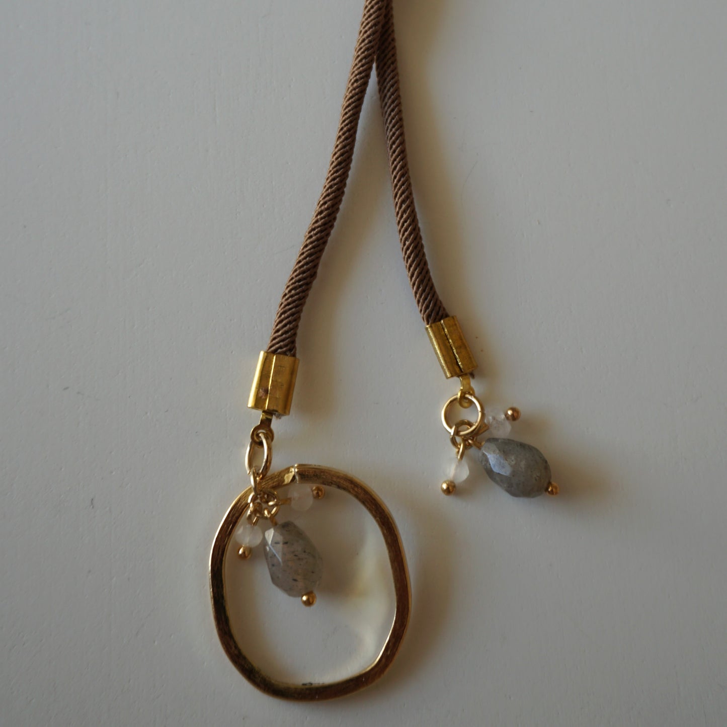 Collar de cordón Círculo con piedras de colores