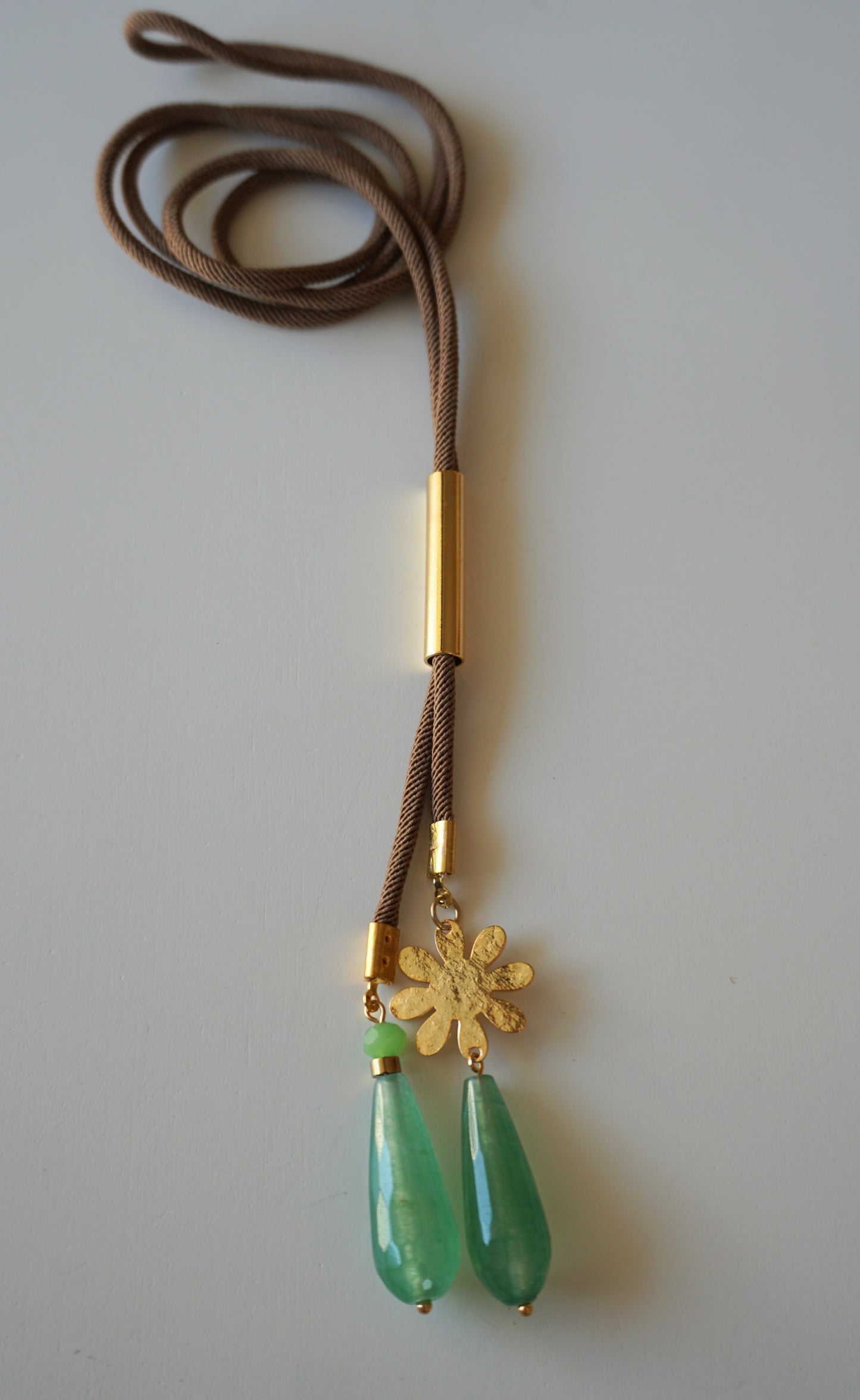 Collar de cordón Lágrima con piedras de colores