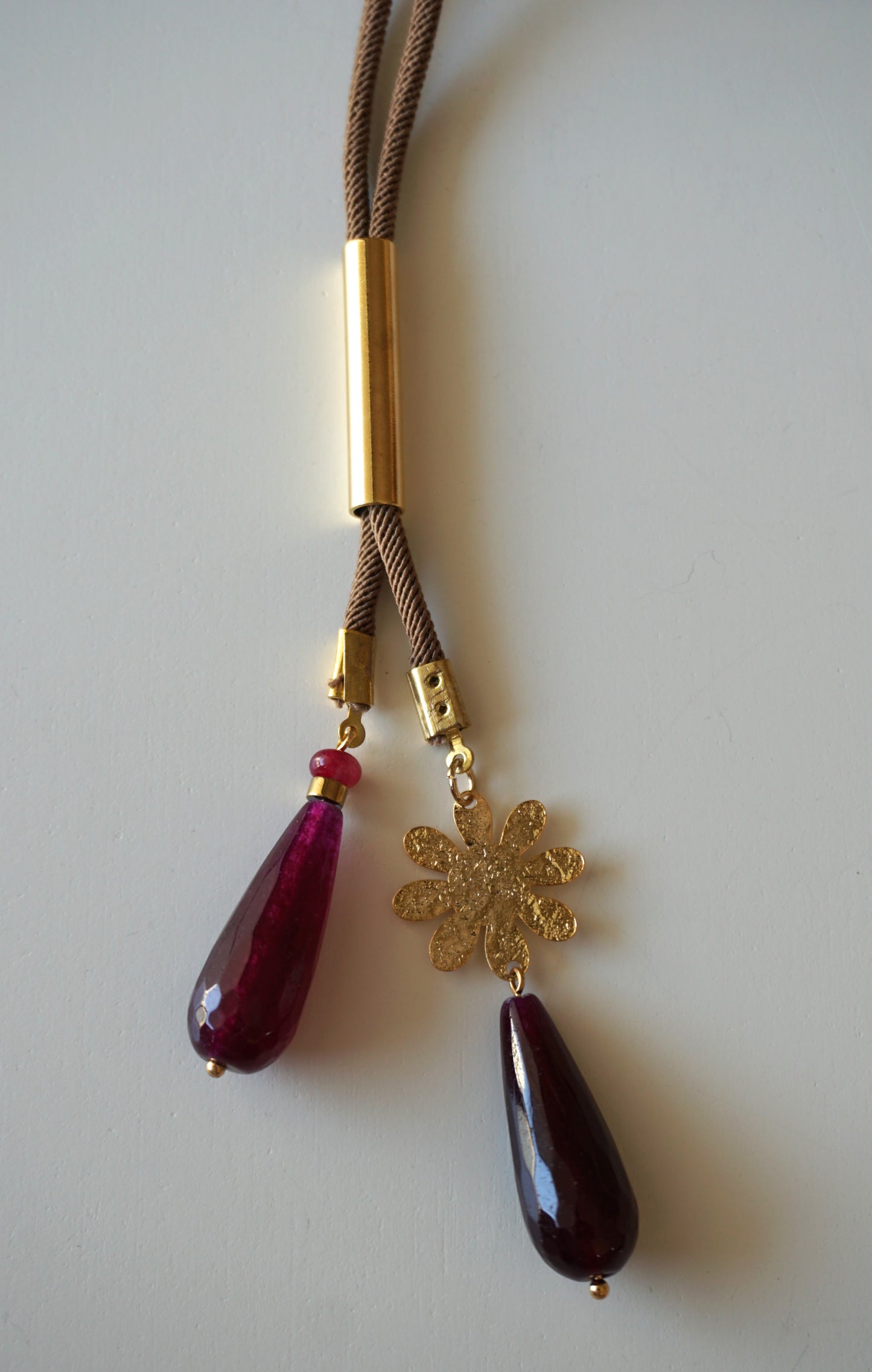 Collar de cordón Lágrima con piedras de colores