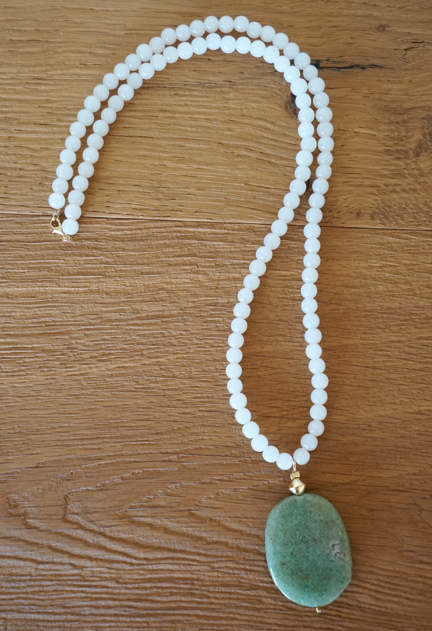 Collar bolitas blancas y óvalo de piedra