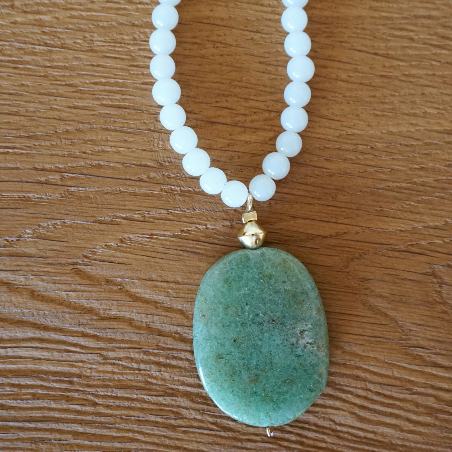 Collar bolitas blancas y óvalo de piedra