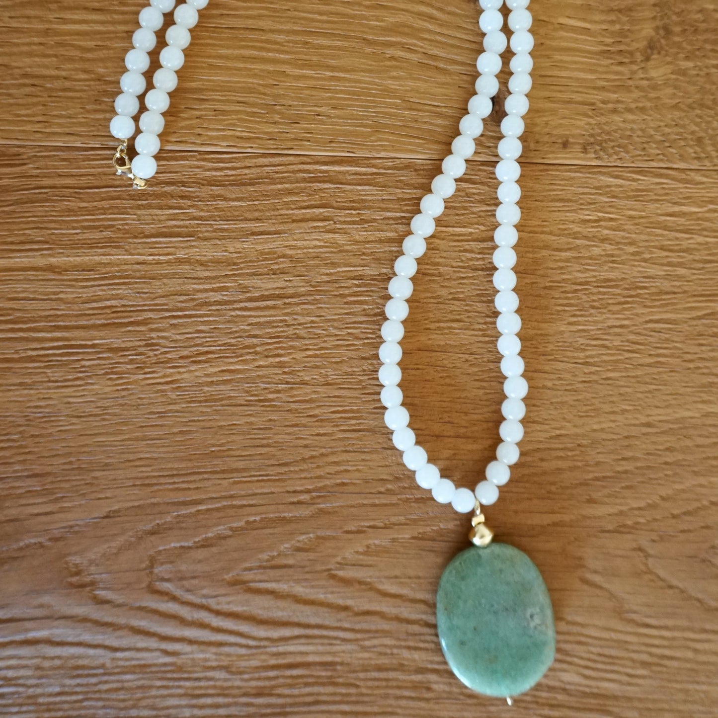 Collar bolitas blancas y óvalo de piedra
